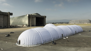 Este enorme hangar inflable dará la vuelta al mundo